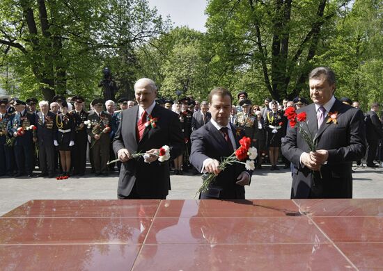 Unveiling City of Military Glory stele in Alexander's Garden