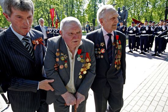 Flower-laying ceremony commemorates Normandie-Niemen pilots