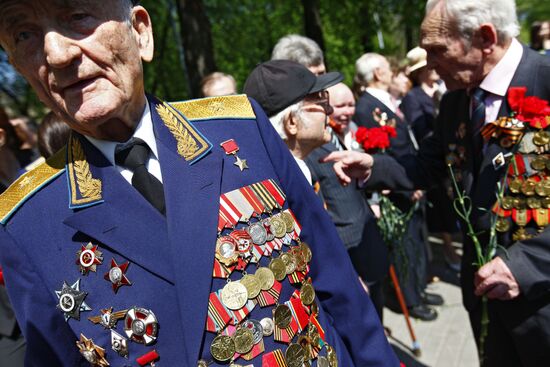 Flower-laying ceremony commemorates Normandie-Niemen pilots