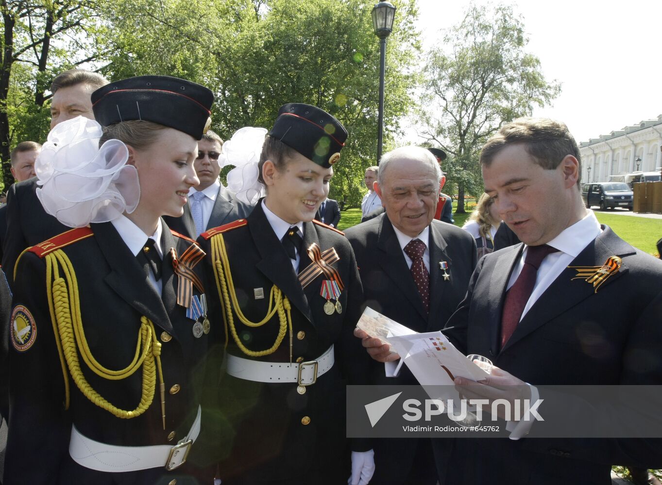 Unveiling City of Military Glory stele in Alexander's Garden