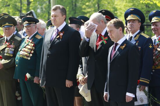 Unveiling City of Military Glory stele in Alexander's Garden
