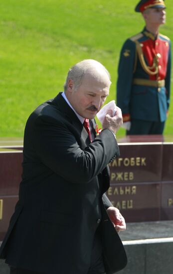 Unveiling City of Military Glory stele in Alexander's Garden