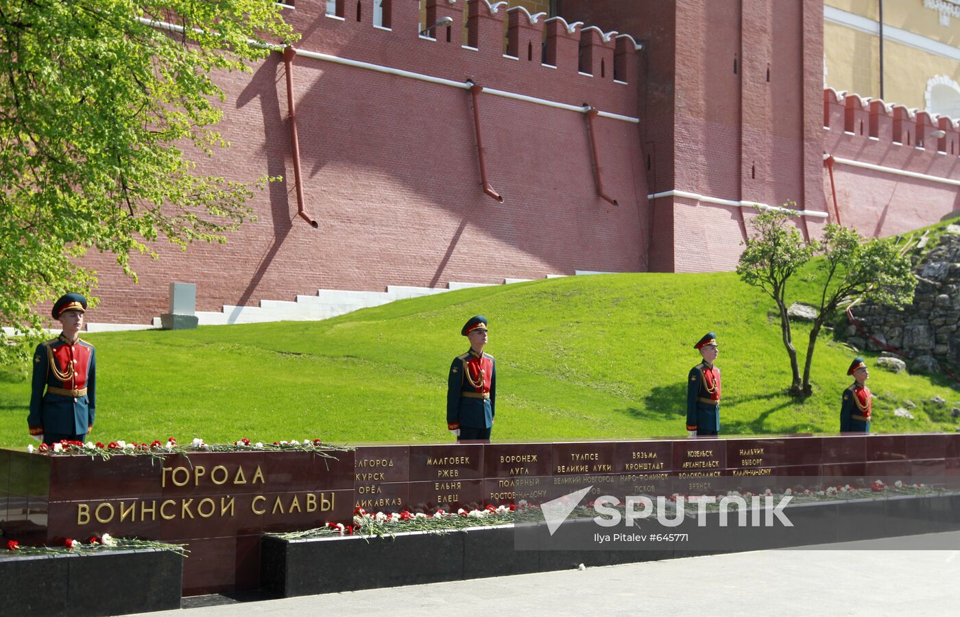 Unveiling City of Military Glory stele in Alexander's Garden