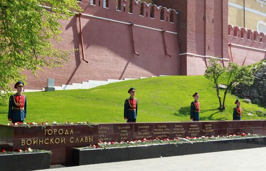 Unveiling City of Military Glory stele in Alexander's Garden