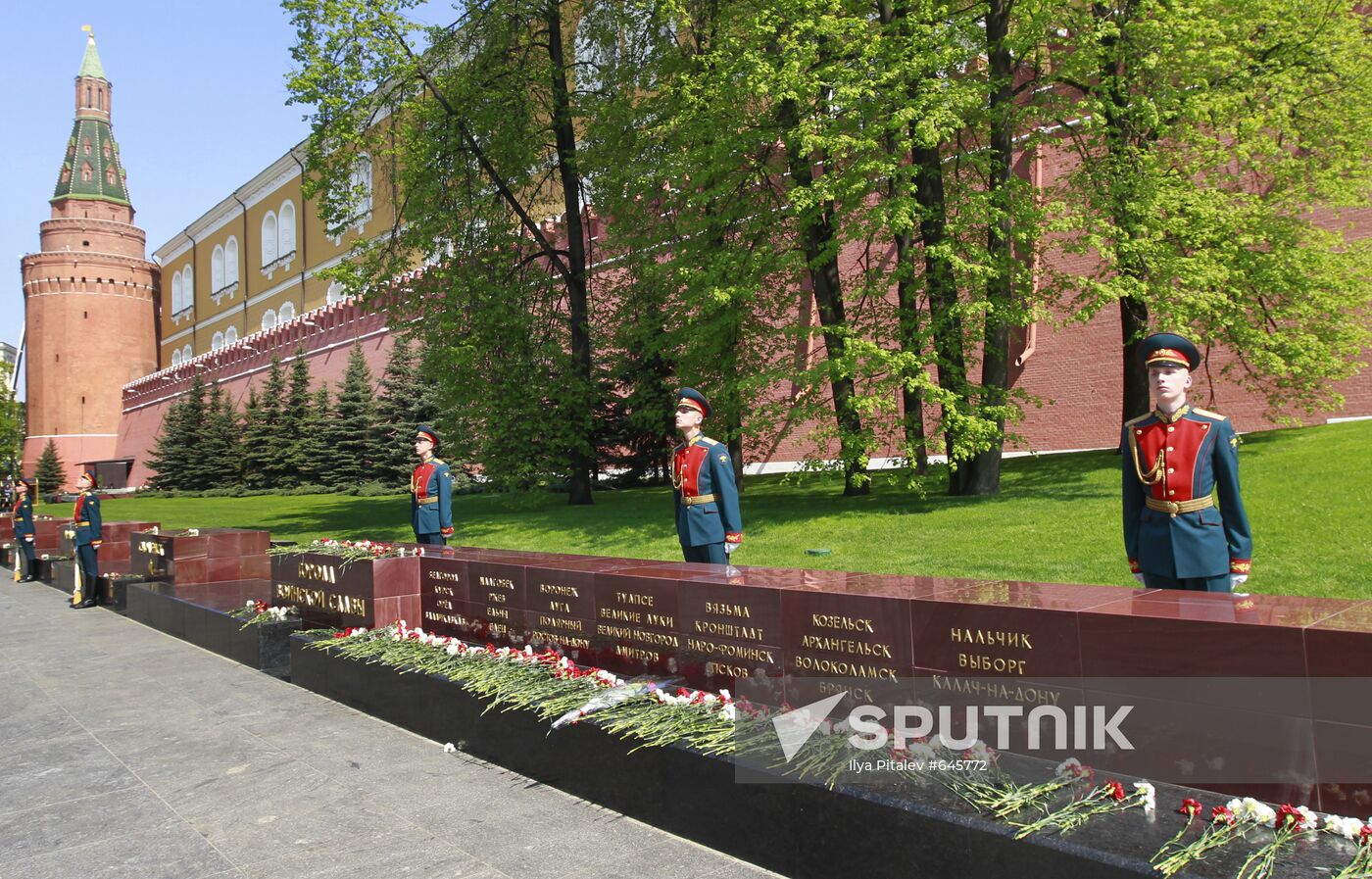 Unveiling City of Military Glory stele in Alexander's Garden