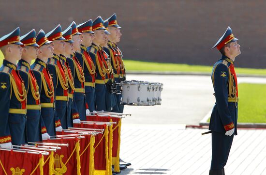 Unveiling City of Military Glory stele in Alexander's Garden