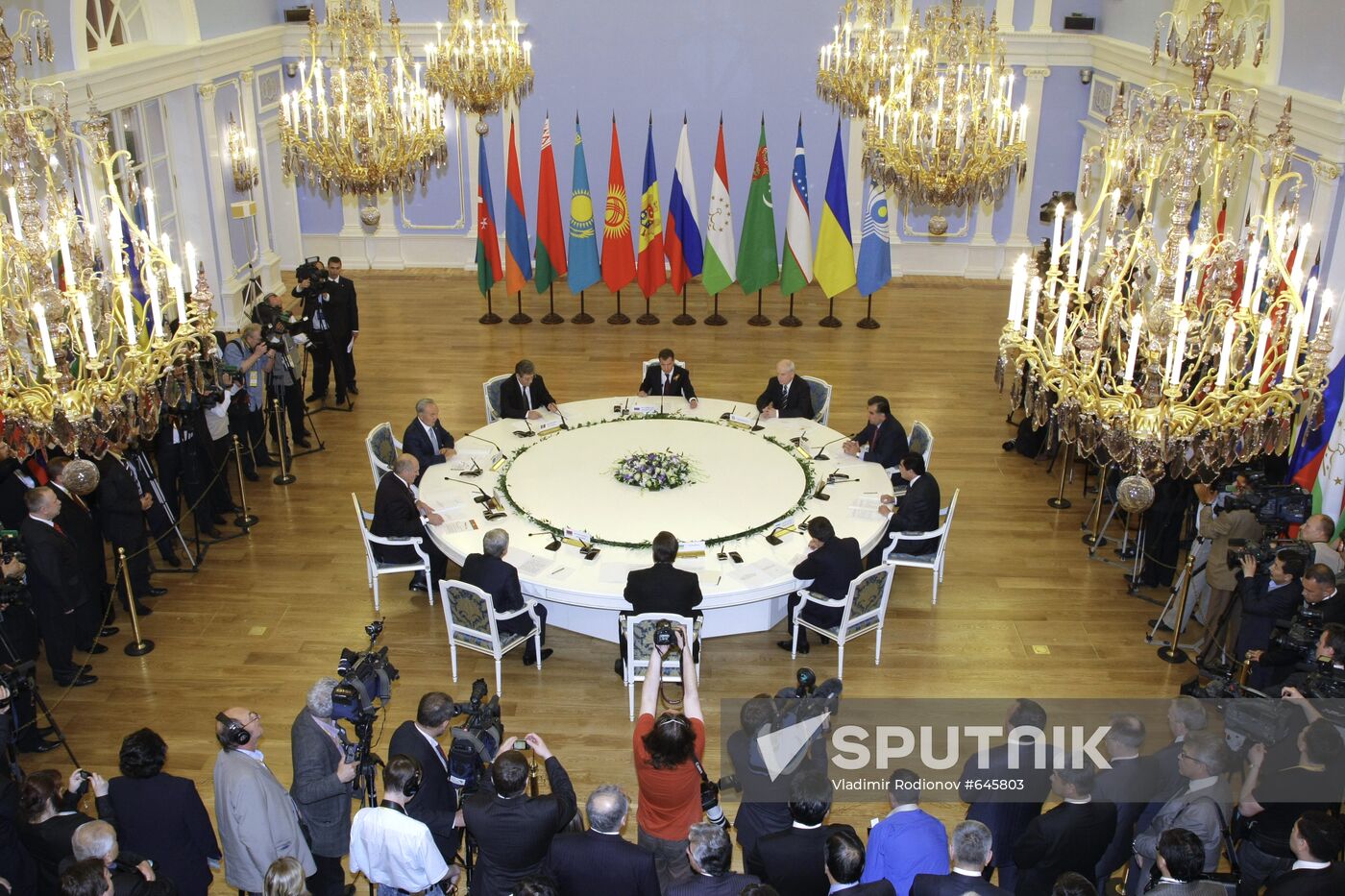 CIS leaders hold informal summit outside Moscow