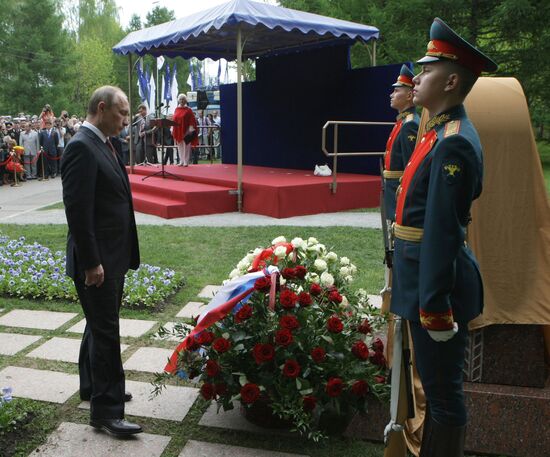 Vladimir Putin attends monument stone-laying ceremony