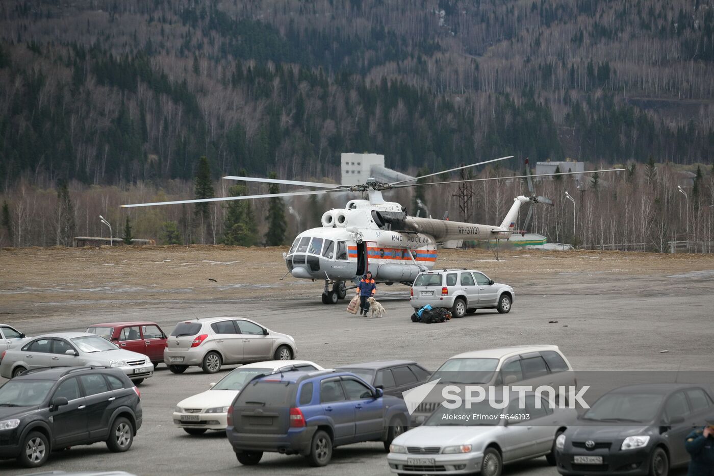 Emergency Ministry crews' helicopter at Raspadskaya mine