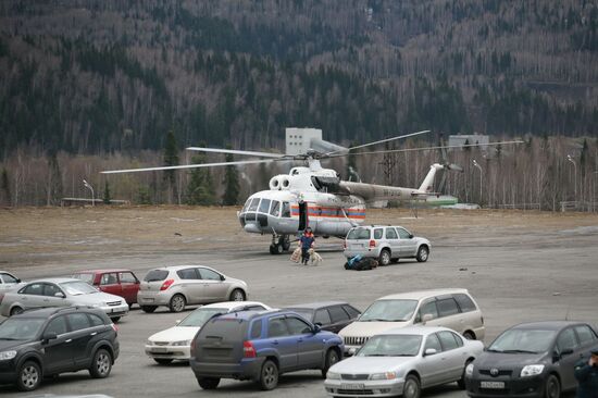 Emergency Ministry crews' helicopter at Raspadskaya mine