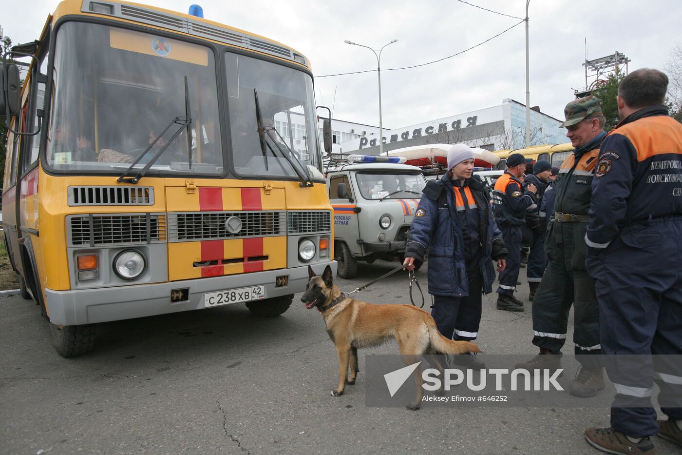 Emergency Ministry rescuers arrived at Raspadskaya coal mine