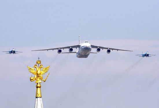 Military parade on 65th anniversary of WWII Victory