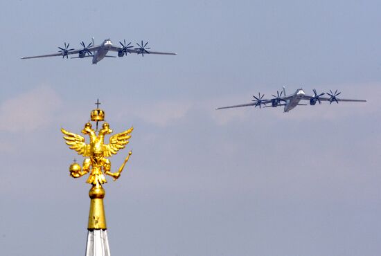 Military parade on 65th anniversary of WWII Victory