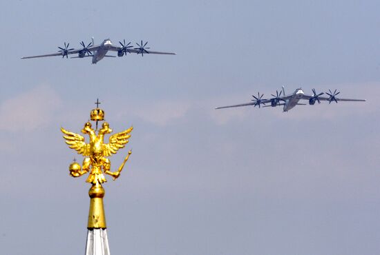 Military parade on 65th anniversary of WWII Victory