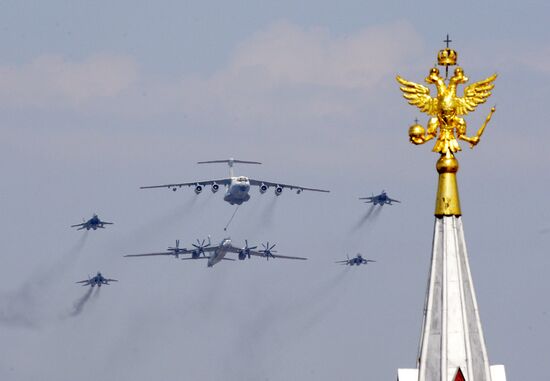 Military parade on 65th anniversary of WWII Victory