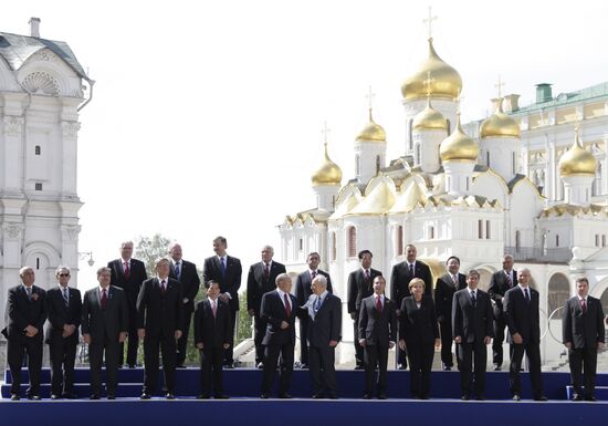 Dignitaries at 65th VE Day anniversary events