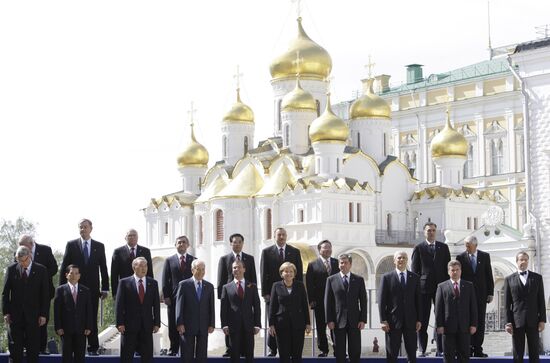 Dignitaries at 65th VE Day anniversary events