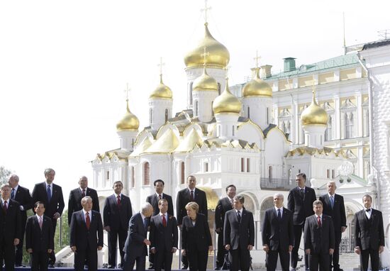 Dignitaries at 65th VE Day anniversary events