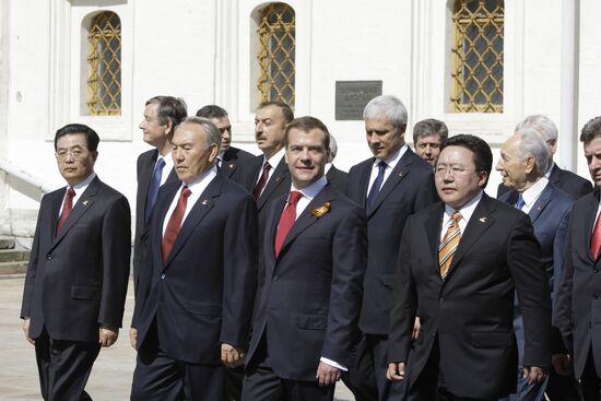 Dignitaries at 65th VE Day anniversary events