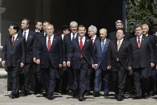 Dignitaries at 65th VE Day anniversary events