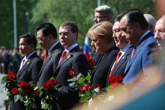 Laying flowers to Tomb of Unknown Soldier