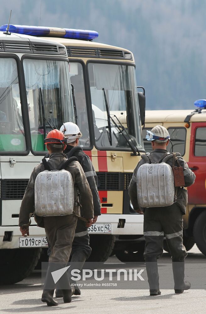 Rescue workers at the Raspadskaya coal mine