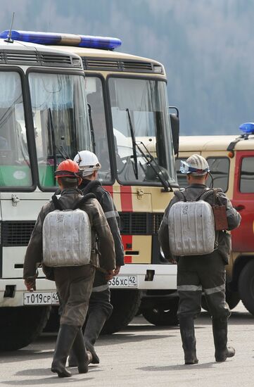 Rescue workers at the Raspadskaya coal mine