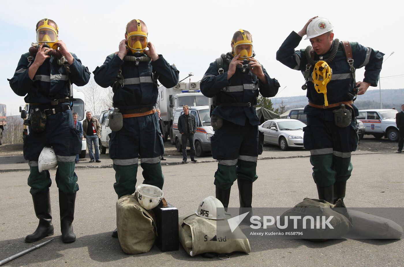 Rescuers at Raspadskaya coal mine