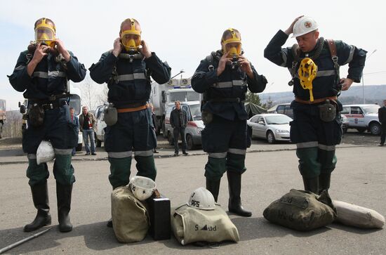 Rescuers at Raspadskaya coal mine