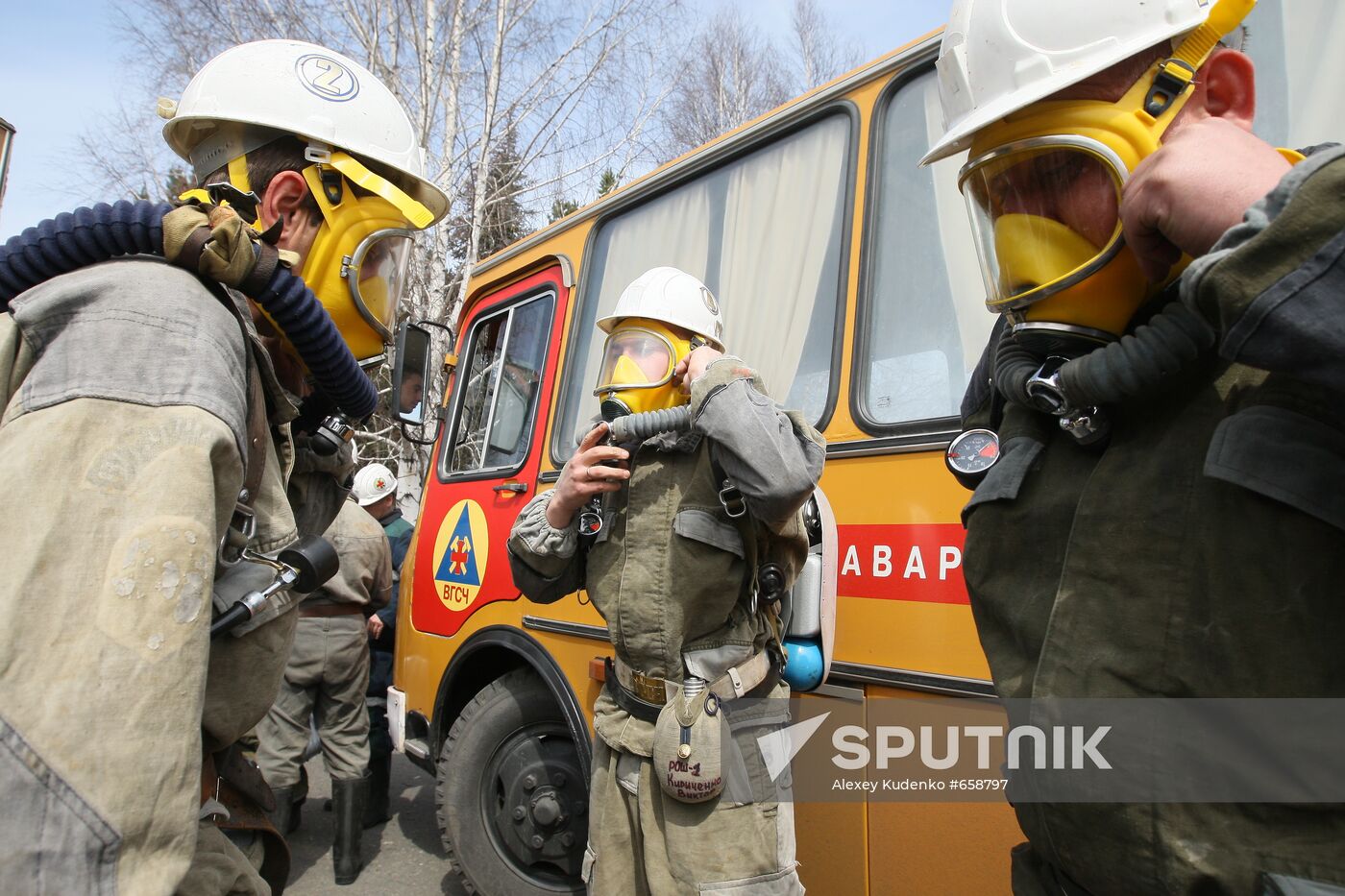 Rescuers at Raspadskaya coal mine