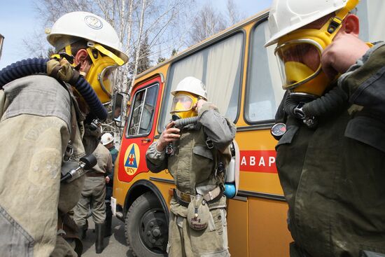 Rescuers at Raspadskaya coal mine