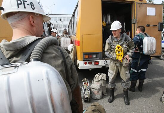 Rescuers at Raspadskaya coal mine