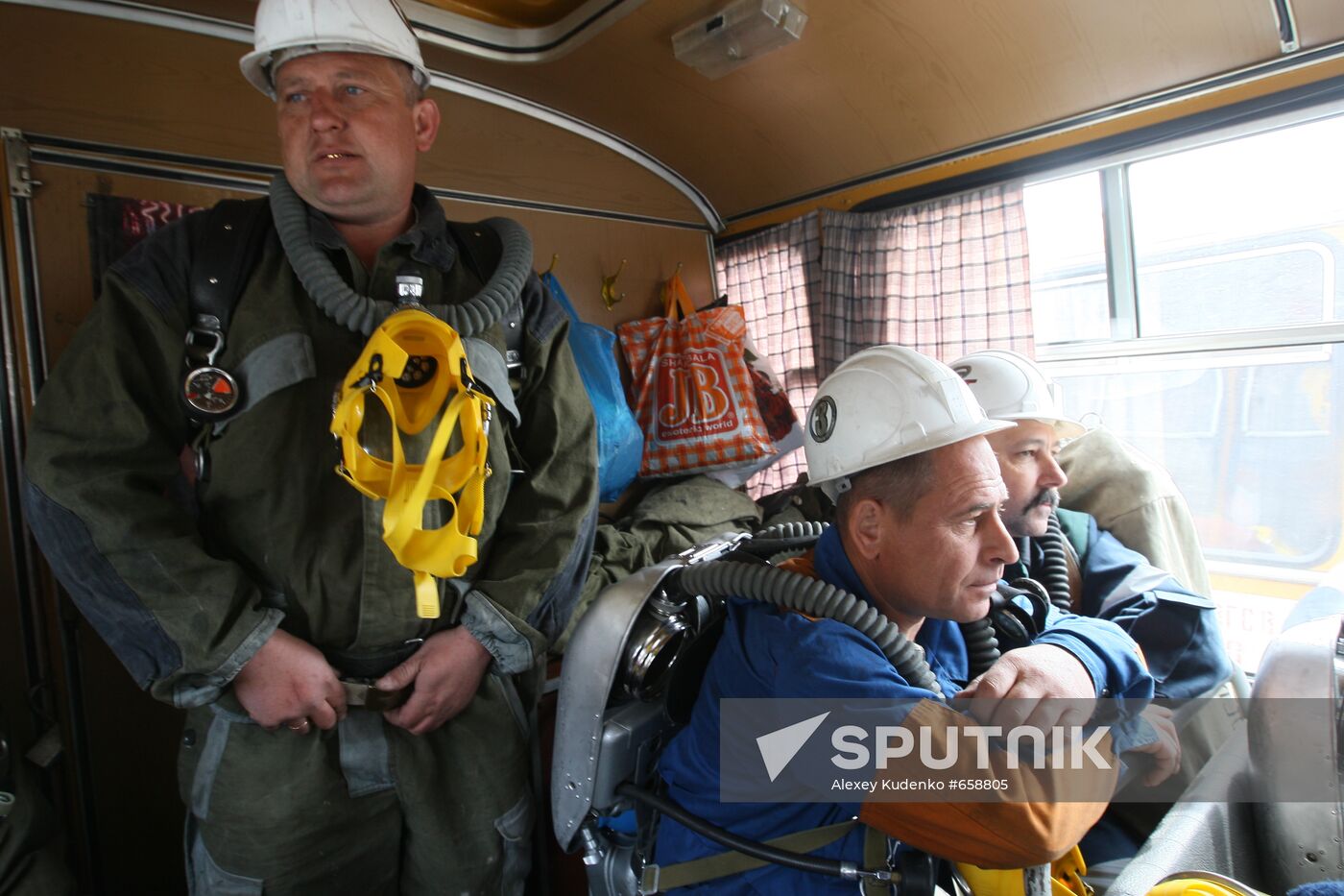 Rescuers at Raspadskaya coal mine