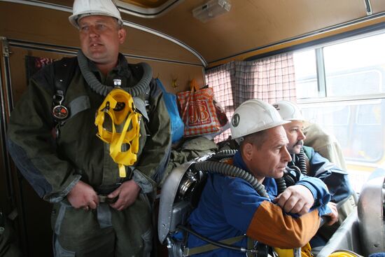 Rescuers at Raspadskaya coal mine