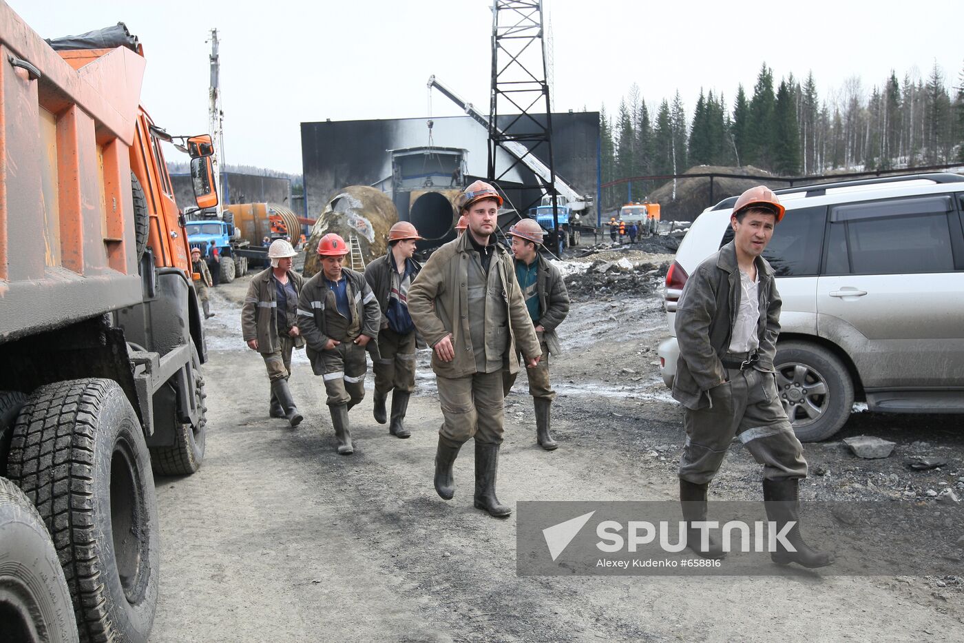 Rescuers at Raspadskaya coal mine