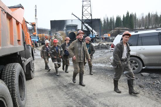 Rescuers at Raspadskaya coal mine