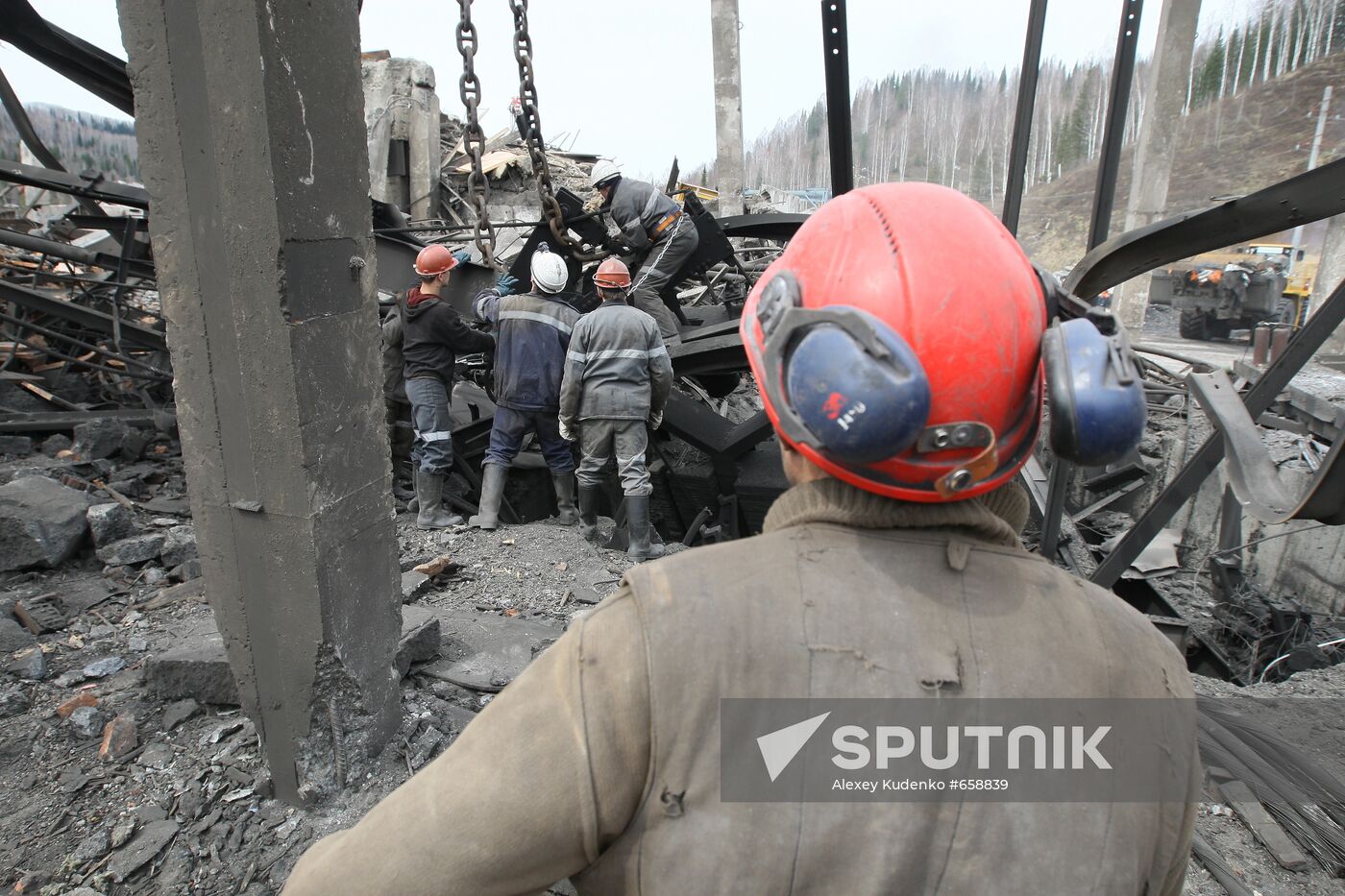 Rescuers at Raspadskaya coal mine