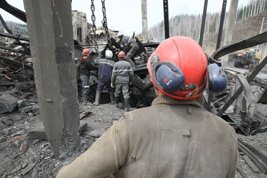 Rescuers at Raspadskaya coal mine