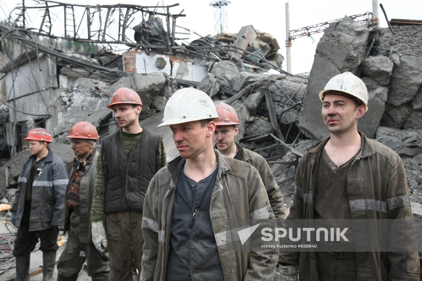 Rescuers at Raspadskaya coal mine
