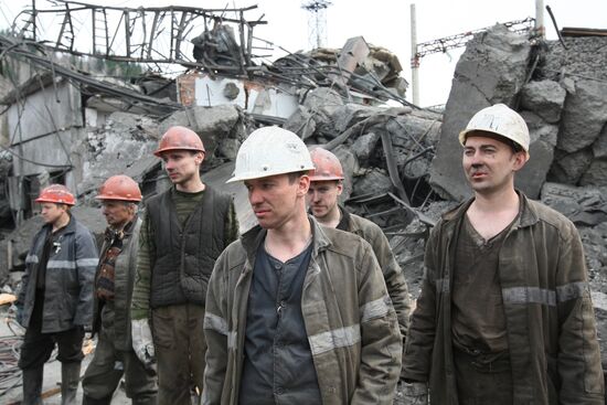 Rescuers at Raspadskaya coal mine