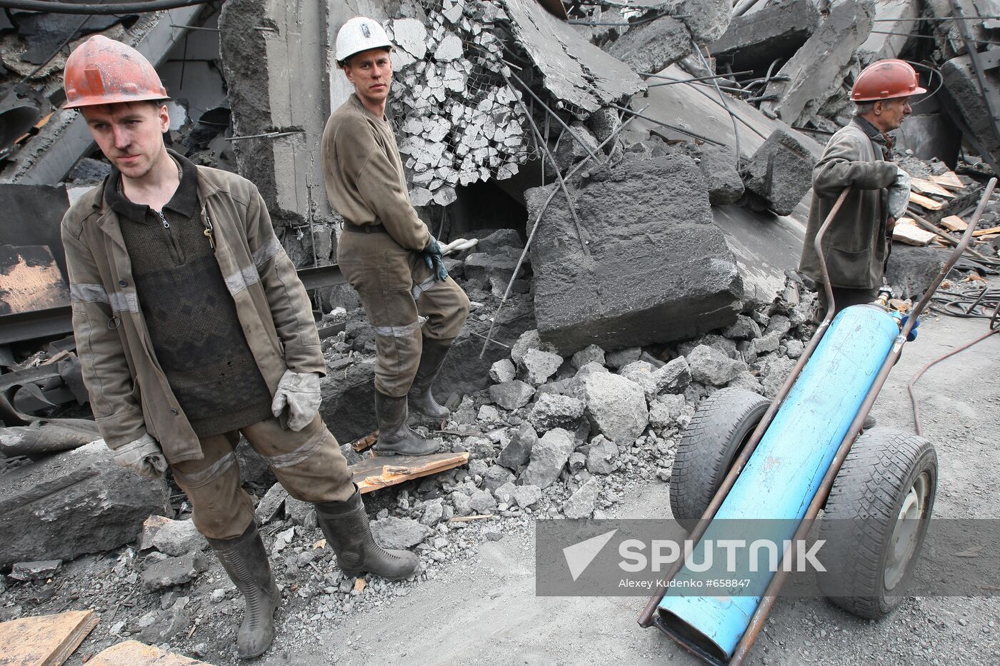 Rescuers at Raspadskaya coal mine