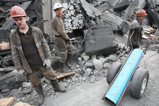 Rescuers at Raspadskaya coal mine