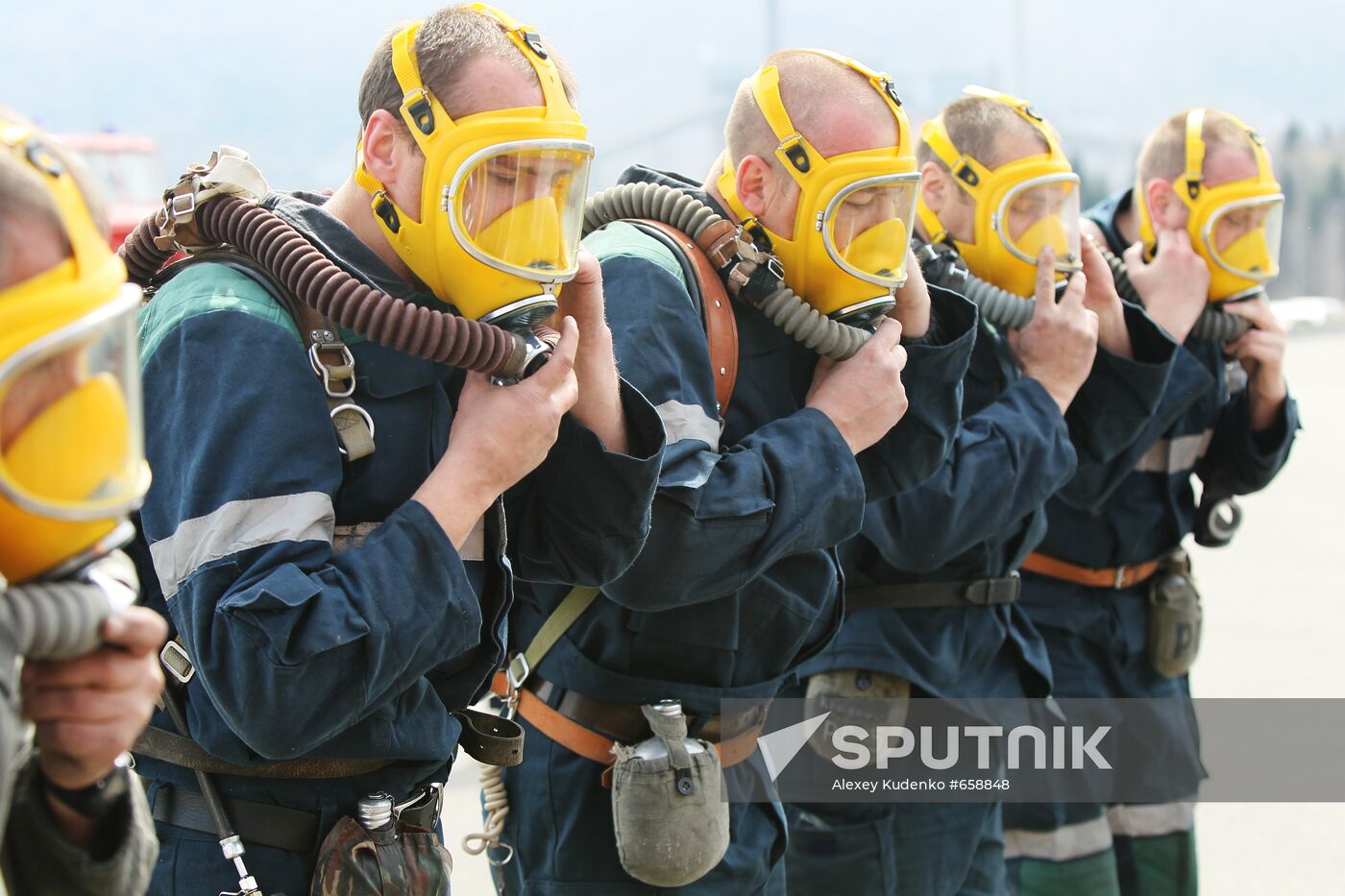 Rescuers at Raspadskaya coal mine