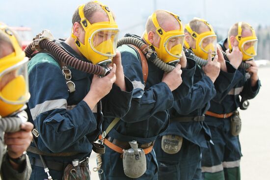 Rescuers at Raspadskaya coal mine