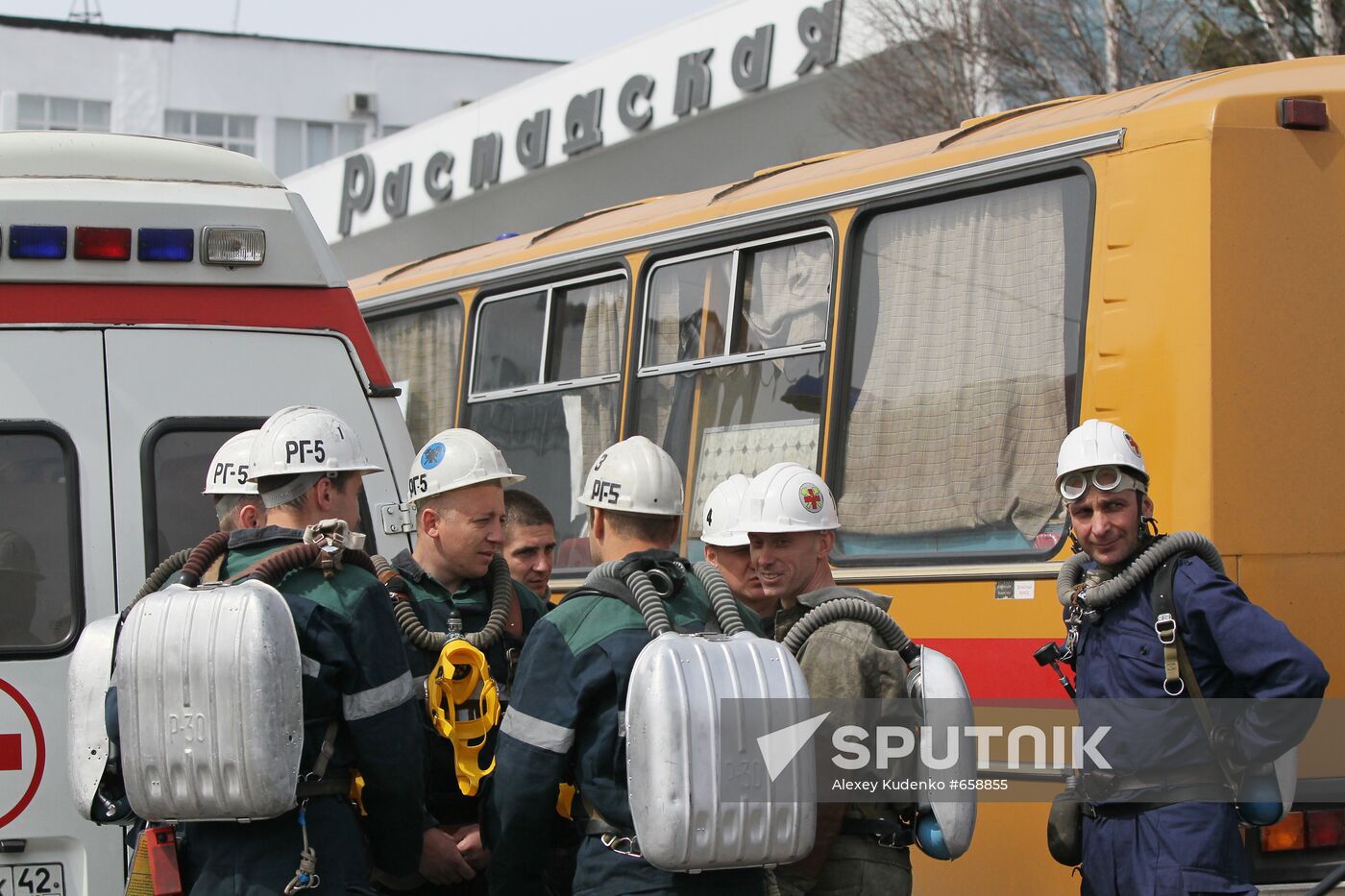 Rescuers at Raspadskaya coal mine