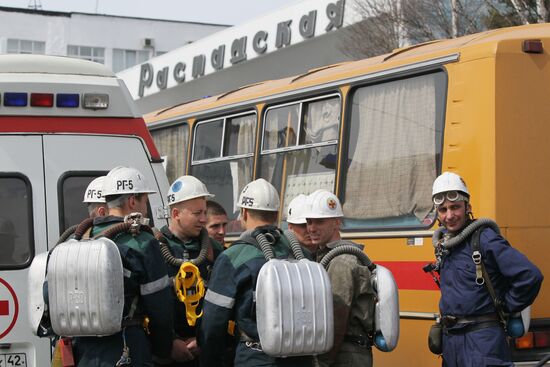 Rescuers at Raspadskaya coal mine