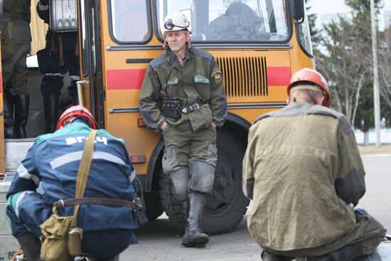 Rescuers at Raspadskaya coal mine