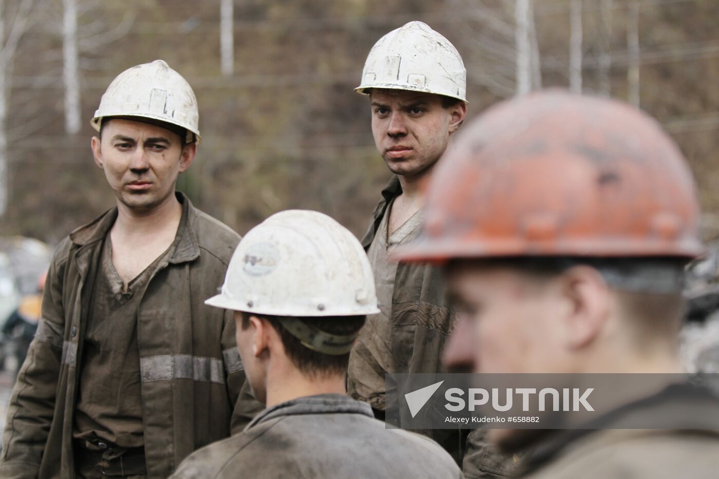 Rescuers at Raspadskaya coal mine
