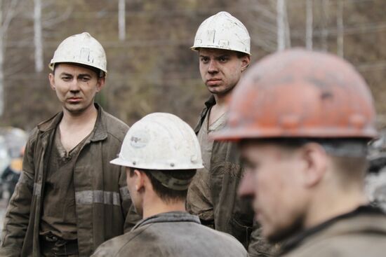 Rescuers at Raspadskaya coal mine