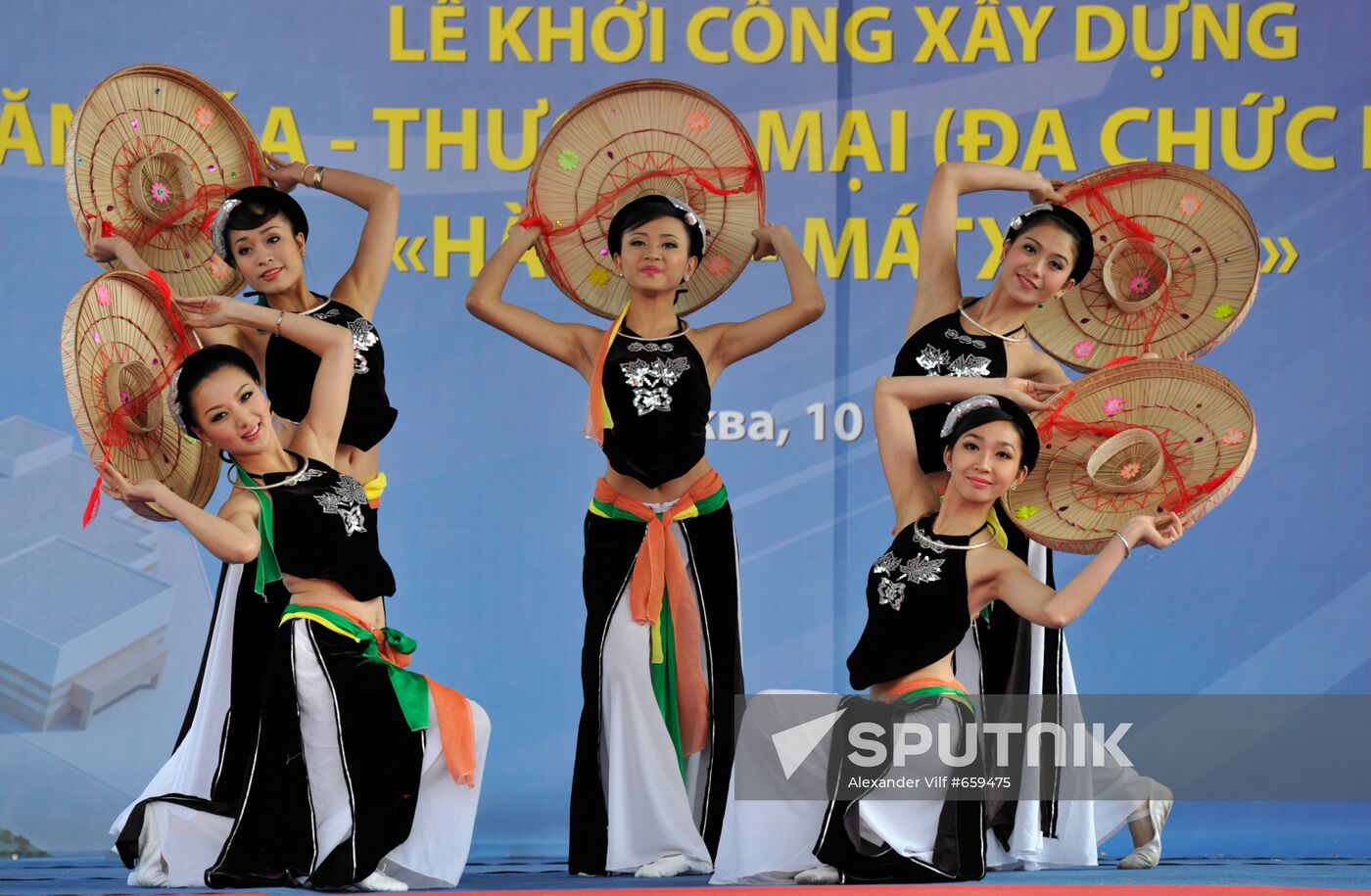 Vietnamese dancers